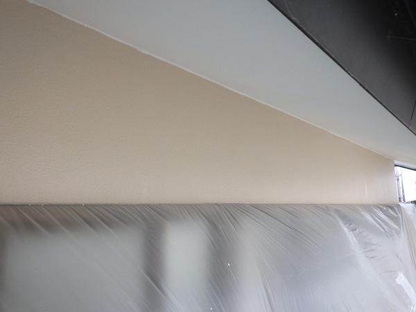 リシン外壁面の上塗り終了です