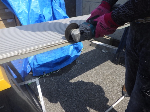 サイディングの加工中です