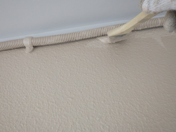 リシン外壁面の上塗り刷毛塗装中です