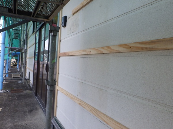 西面の貼り始まりです