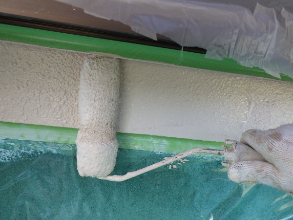 リシン外壁面の上塗りローラー塗装中です