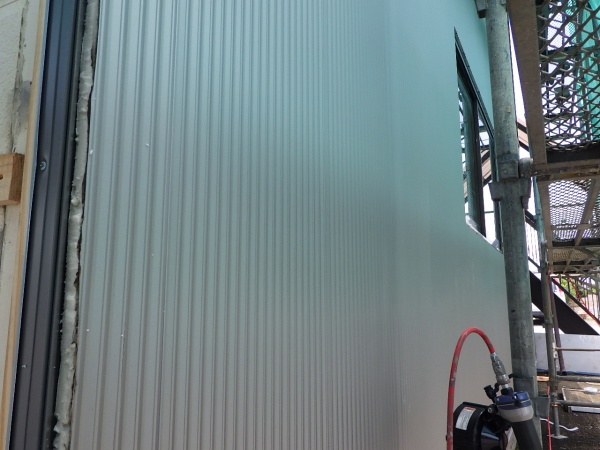 南面下段が貼り終わりました