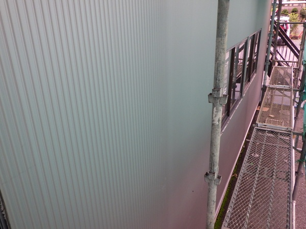 南面下段が貼り終わりました