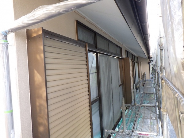 リシン外壁面の上塗り塗装終了です