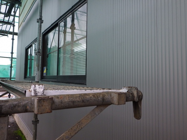 南面下段が貼り終わりました