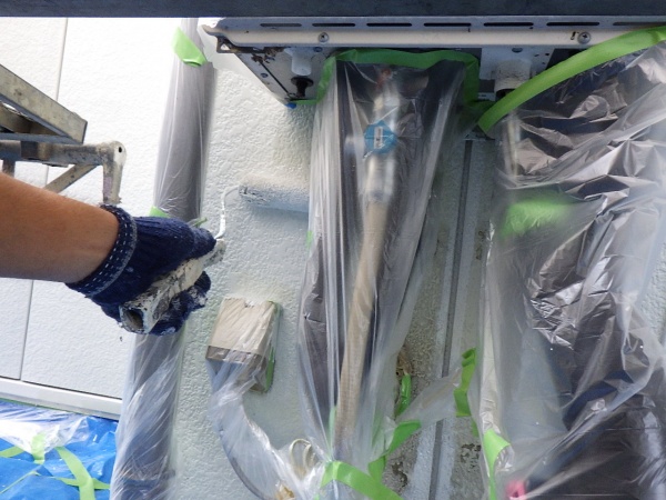 サイディングの下塗り中です