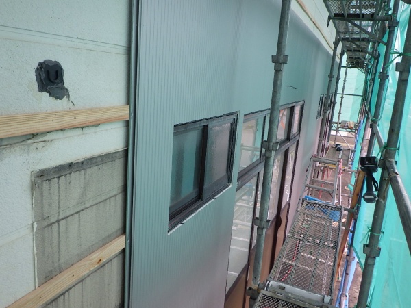 サイディングを貼り付けていきます