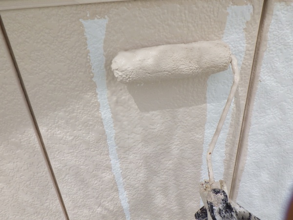 サイディングの中塗り中です