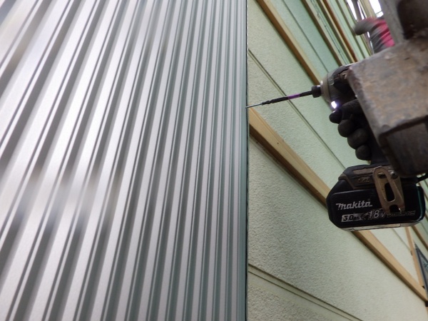 １階北面の貼り始まりです