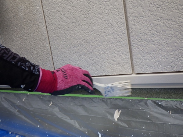 サイディング面の上塗り中です
