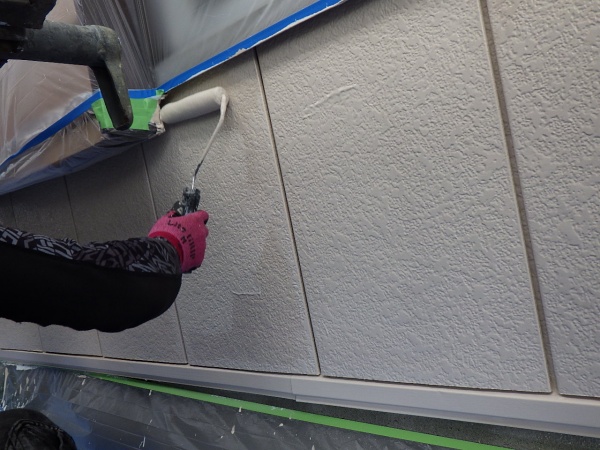 サイディング面の上塗り中です
