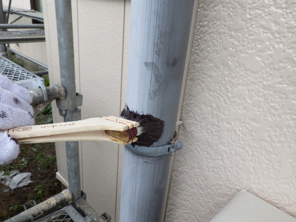 竪樋１回目塗装中です