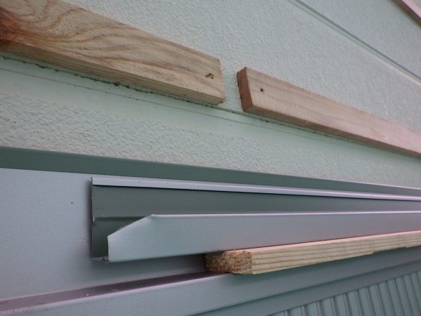 端部カバーの取り付け中です