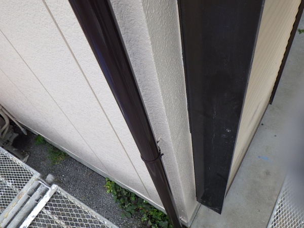 竪樋１回目塗装終了です