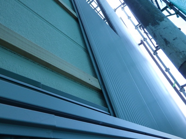 ２段目サイディングの貼り始まりです