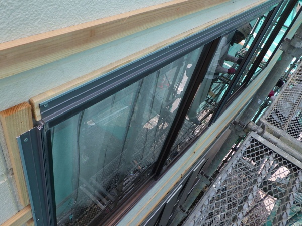 目地受けを取り付けました