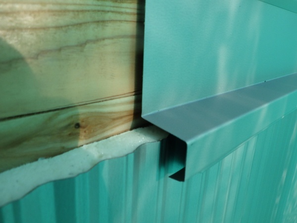 ２段目の中間水切りを取り付けていきます