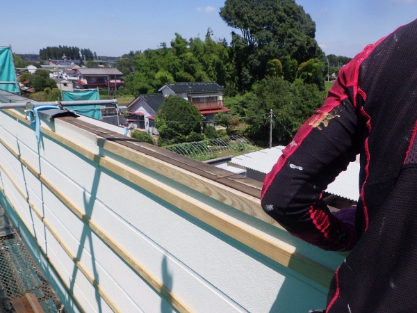 上部胴縁を取り付けました