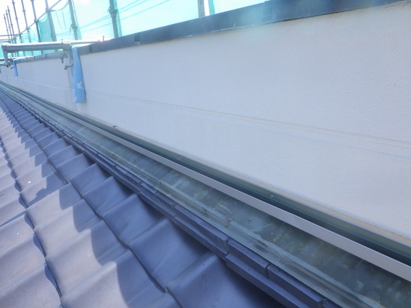 パラペット内側の端部カバーを取り付けました