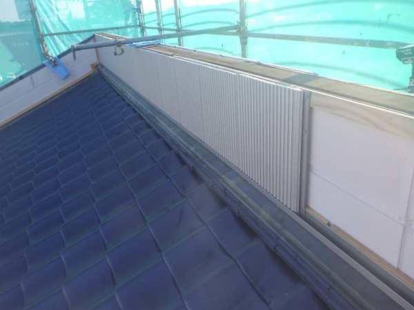 パラペット内側のサイディング貼り付け中です