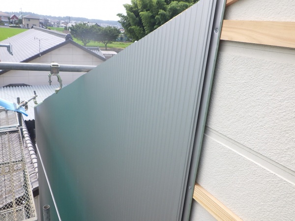 北面のサイディング取り付け中です
