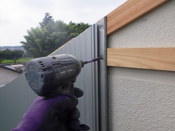 北面のサイディング取り付け中です