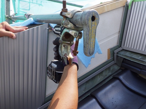 パラペット内側のサイディング取り付け中です