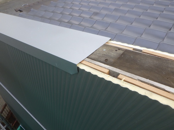 笠木の取り付け中です