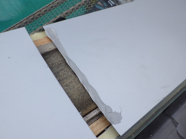 笠木の取り付け中です