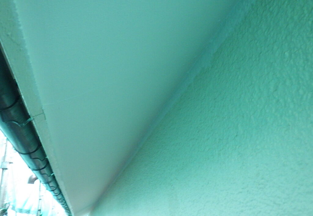 軒天１階目塗装終了です