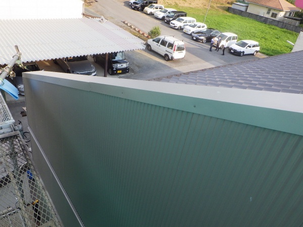 笠木の取り付けが途中まで終了です