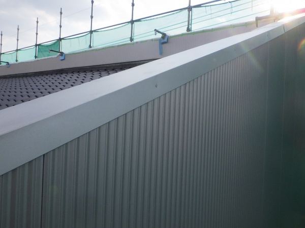 笠木の取り付けが途中まで終了です