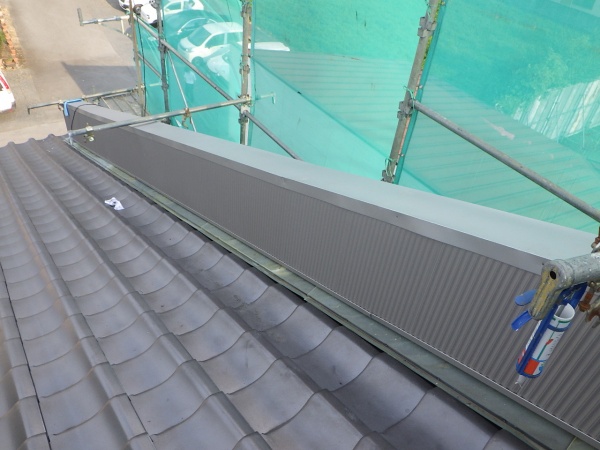 笠木の取り付けが途中まで終了です