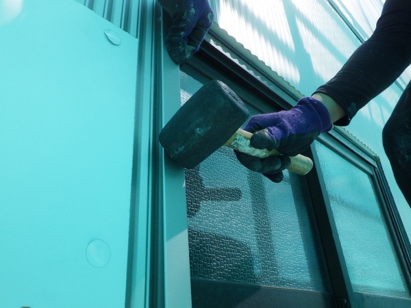 端部カバーの取り付け中です