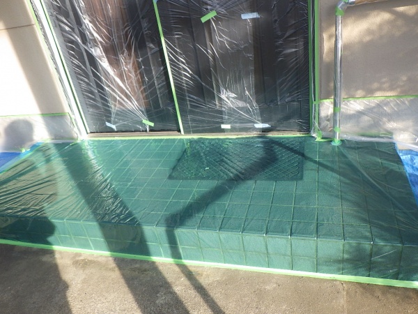 玄関周りの養生終了です