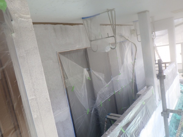 外壁面の下塗り終了です