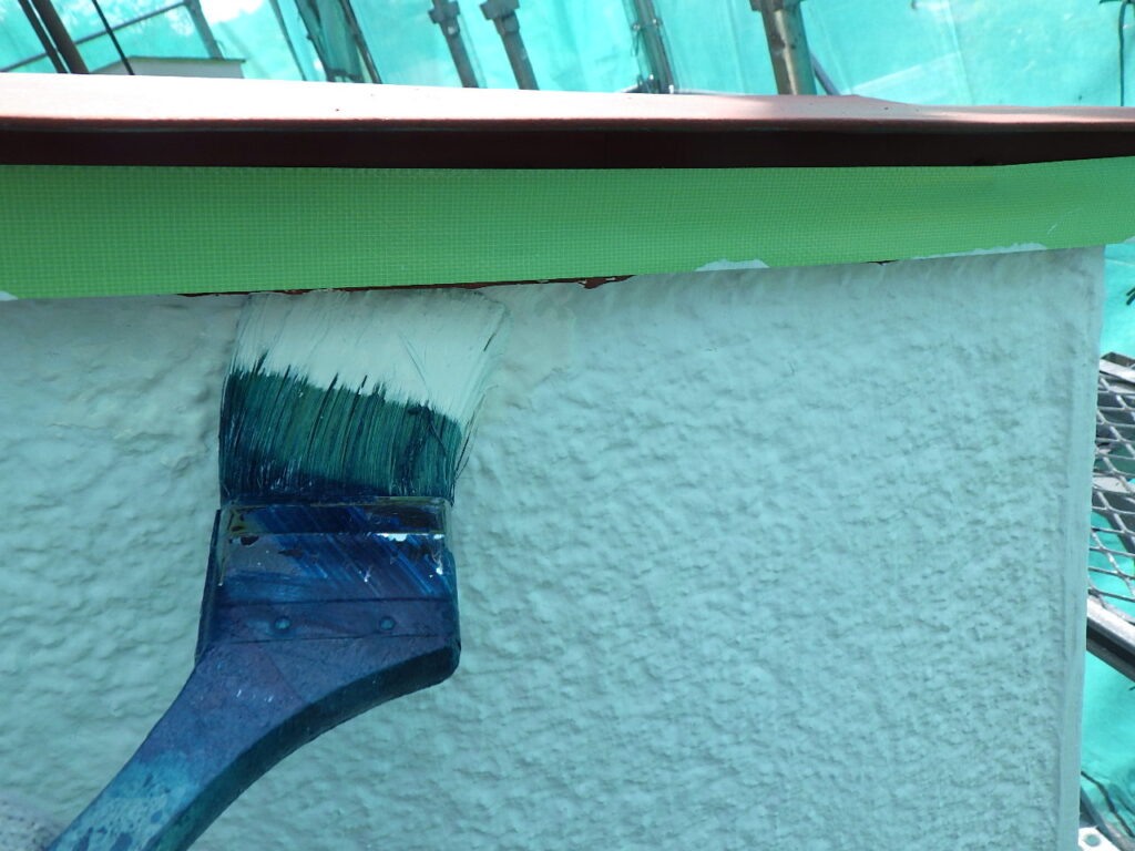 外壁中塗り塗装中です