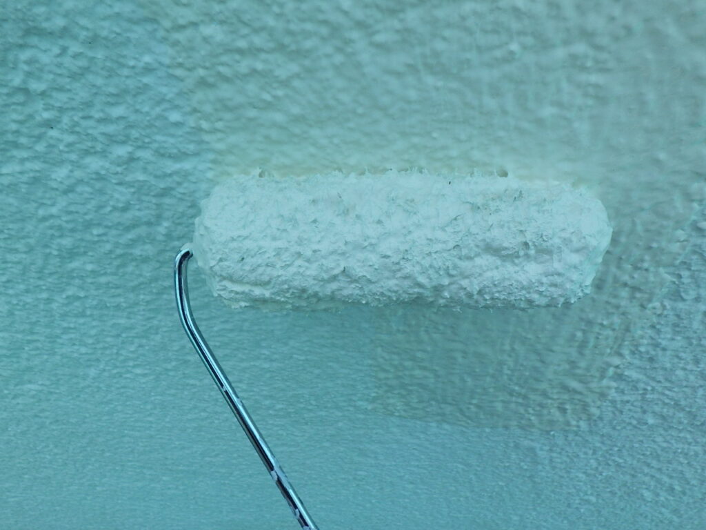 外壁中塗り塗装中です