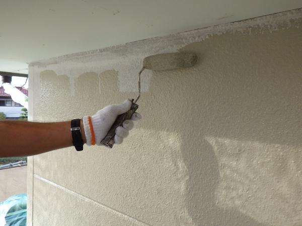 外壁面の中塗りローラー塗装中です