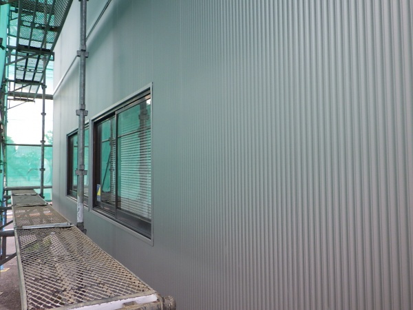 窓周りの端部カバー取り付け終了です