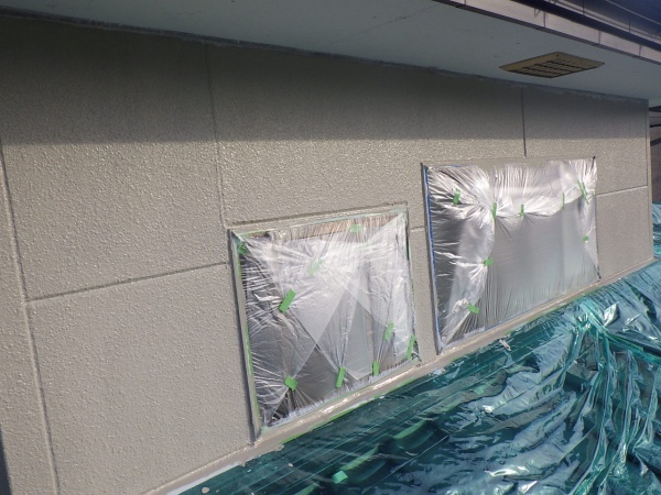 ２階部分の外壁面の中塗りローラー塗装終了です