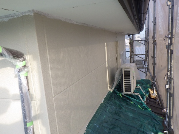 ２階部分の外壁面の中塗りローラー塗装終了です