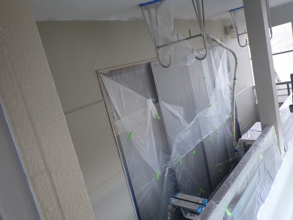 ２階部分の外壁面の中塗りローラー塗装終了です