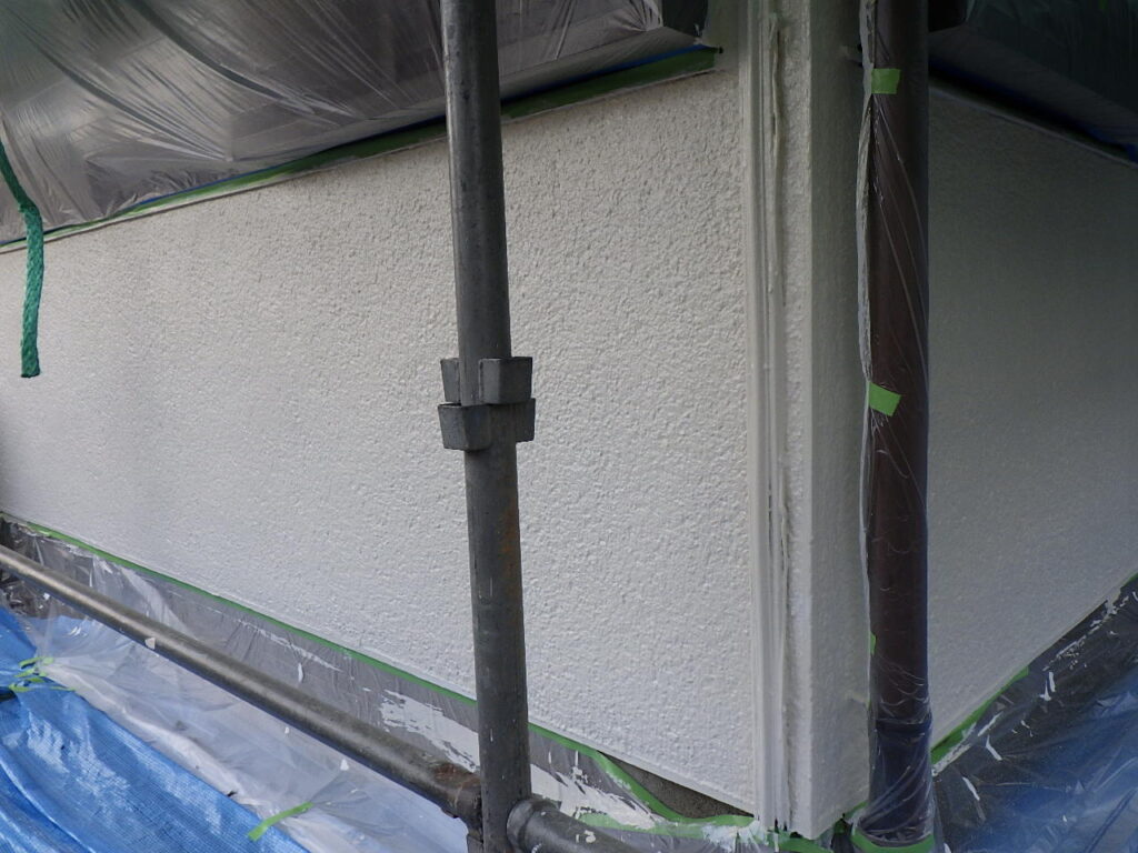 外壁中塗り塗装終了です