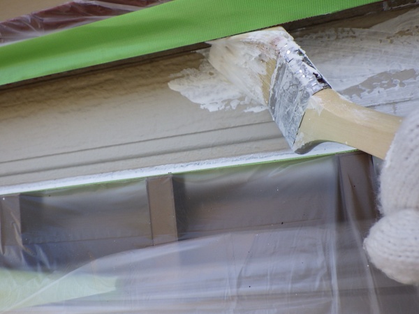 ２階外壁刷毛塗装中です