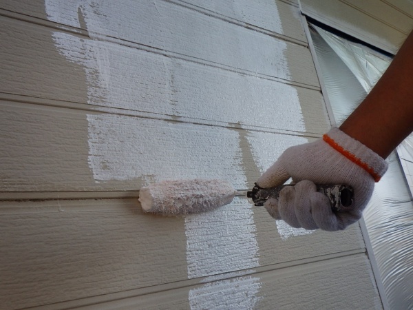 ２階外壁ローラー塗装中です