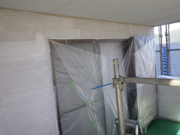 ベランダ周りの下塗りが終了しました