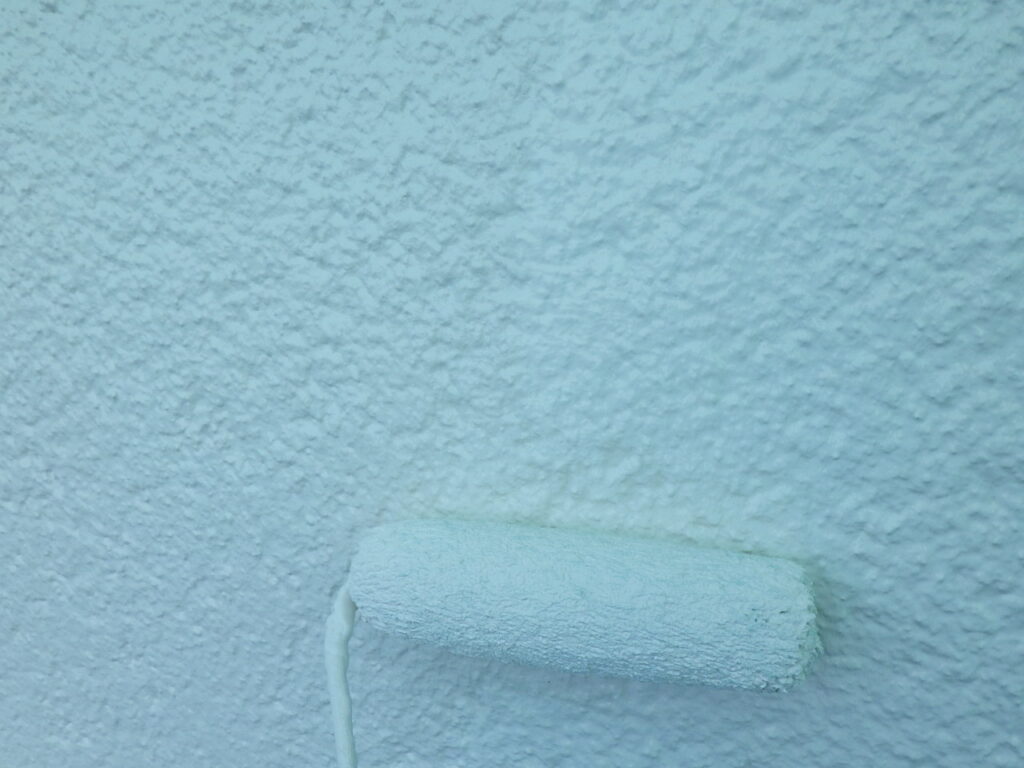 外壁中塗り中です