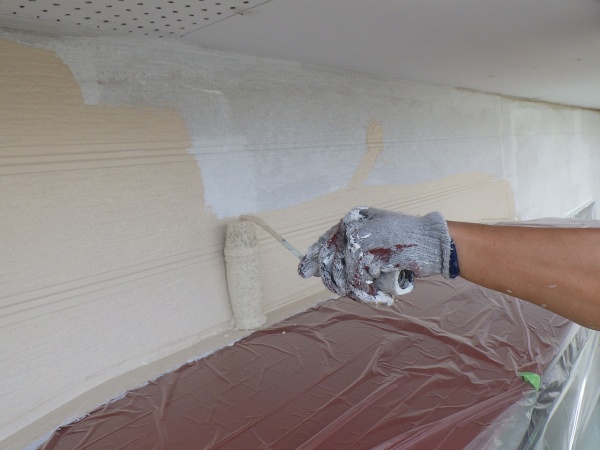 外壁中塗り中です