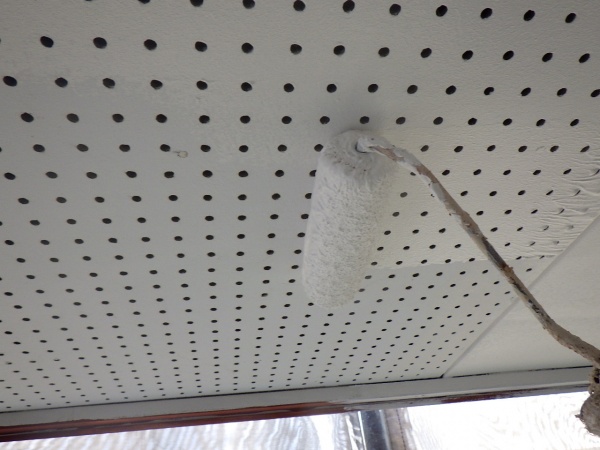 軒天１回目塗装中です